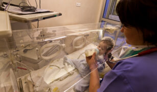 hrănirea unui bebe cu lapte matern la Terapie intensivă