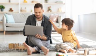 tată care ignoră copilul