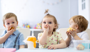 Bebelusi mananca briose