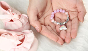 Bratara de bebelus pe care scrie nume de fata