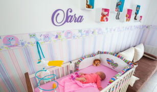 Numele bebelusului pe perete - fetita mica doarme in camera ei