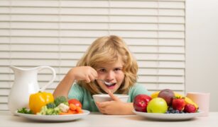 Copil mic mananca micul dejun