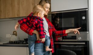 mama-cu-copil-in-brate-si-cuptor-cu-microunde