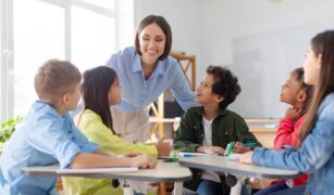 Activitate de grup in cadrul scolii. Copii educati de catre profesoara