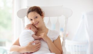 Mama cu bebeluș abia adus acasă de la maternitate