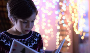 Copil citind dintr-o carte