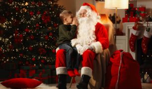 Un copil îi spune lui Moș Crăciun ce cadou își dorește