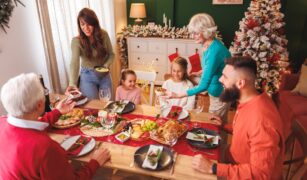 Copii la masa de Craciun alaturi de parinti si bunici