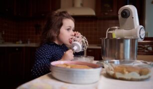 Copil gusta crema de tiramisu de pe paleta