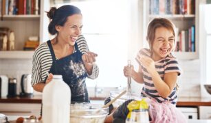 mama si fiica pregatesc reteta prajiturii alba ca zapada in bucatarie