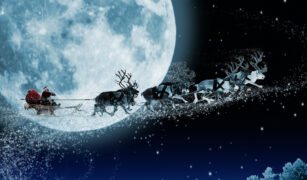 Moș Crăciun călătorește cu renii săi în Ajun de Crăciun