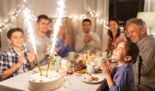 familie la masa de revelion cu desert fara coacere pe masa
