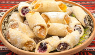 Cornulete cu rahat sau dulceata intr-un castron