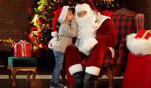 Copil mic se intalneste cu Mos Craciun si ii spune dorinta