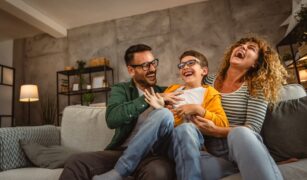 Parinti si copii razand. Cele mai amuzante intrebari capcana pentru distractie garantata