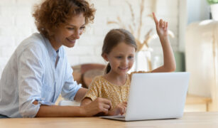 mama-si-fiica-in-fata-laptopului