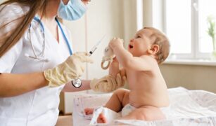 bebeluș care primește de la medic un vaccin