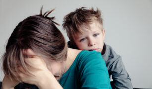 o mamă disperată cu băiatul ei