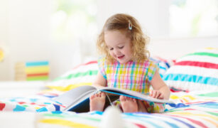 fetita-care-citeste-din-carte