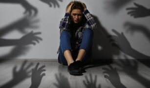 femeie pusa la zid copil cu autism