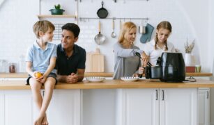 familie care gateste la air fryer