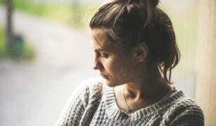 mama trista si singura