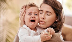 copil suprastimulat care plânge cu mama