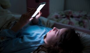 copil telefon noaptea
