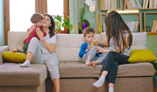 doua mame si copiii lor pe care ii cresc in stiluri diferite