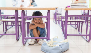 copil speriat ascuns sub banca in clasa