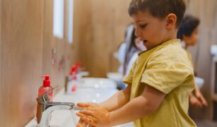 copii se spala pe mâini
