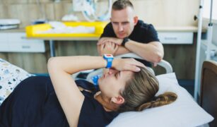 femeie in travaliu cu sotul alaturi