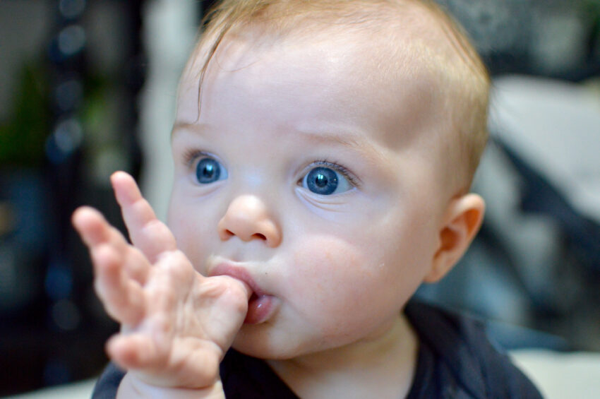 Copilul își suge degetul? Medicii explică de ce apare obiceiul și când trebuie să intervii