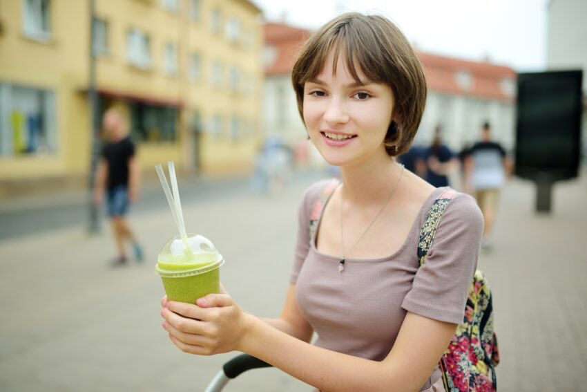 „Vin la cabinet copii care au încercat dieta cu oțet și pufuleți ori detox-uri de pe TikTok”. Trucuri de slăbit virale pun în pericol adolescenții