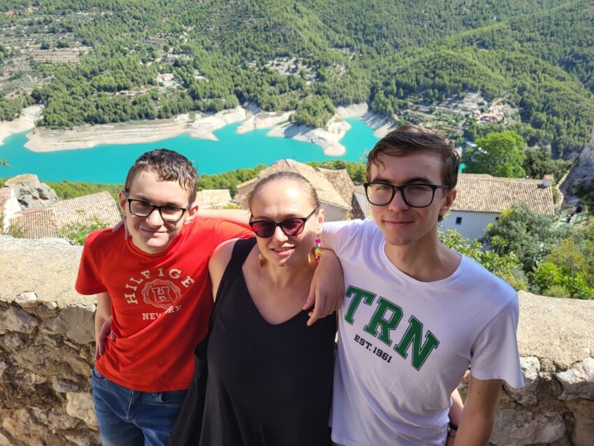 Povestea unei familii de români care a emigrat în Spania în căutarea educației potrivite pentru fiul cu autism. „La doi ani de la mutare este 100% integrat”