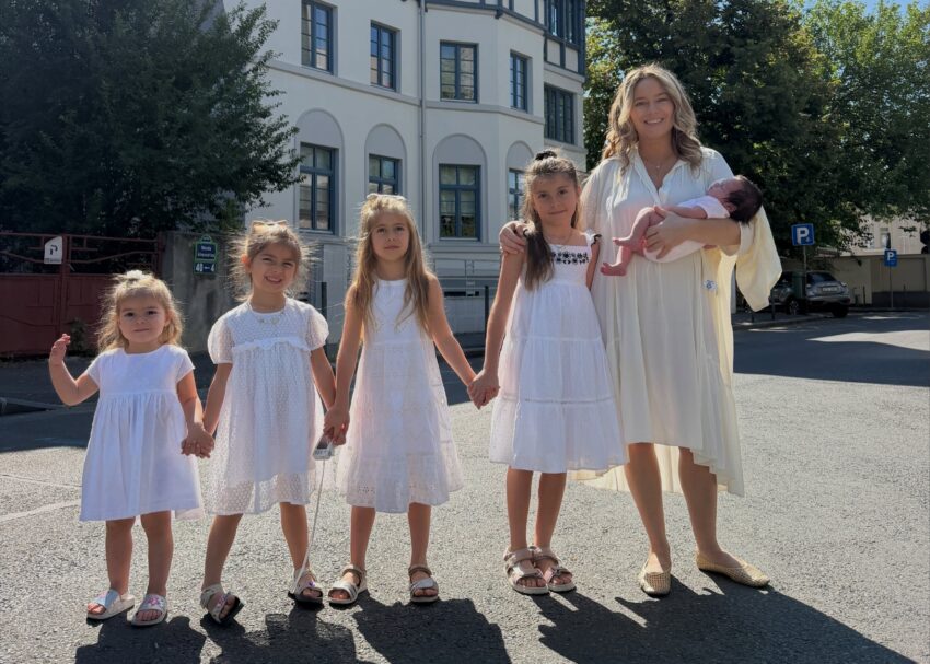 Laura Cosoi, înapoi la serviciu la șase săptămâni după ce a născut. Cum împacă filmările cu viața de mamă a cinci copii