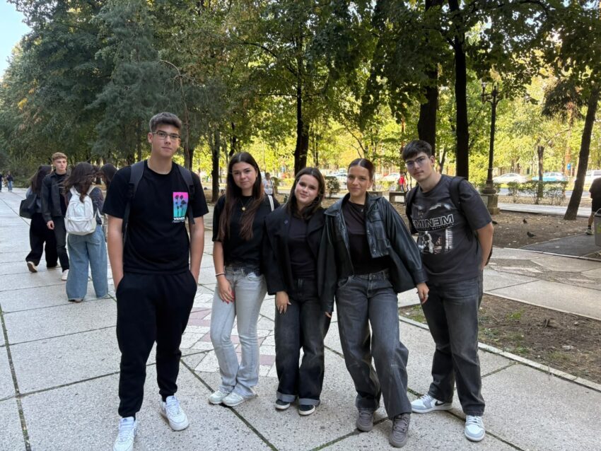 Ziua hainelor negre în școli. ”Noi nu avem săpun și hârtie la baie, iar pe ei îi preocupă hainele. Dacă porți uniformă și ai Gucci pe umăr, se rezolvă ceva?”