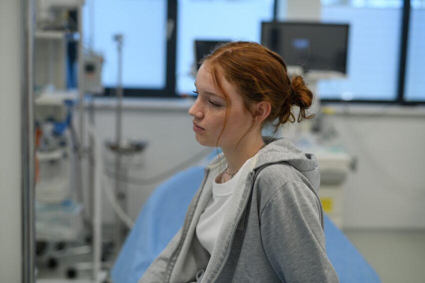 „Când copilul face 18 ani, nu mai intri cu el la Urgențe. Chiar dacă îi e rău și plânge”. Confesiunea unei mame, după 8 ore la Spitalul Universitar