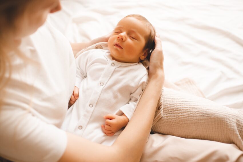 Bebelușul nu doarme „ca la carte”? Medicul explică de ce trezirile nocturne, somnul în brațe și adormitul la sân pot fi perfect normale